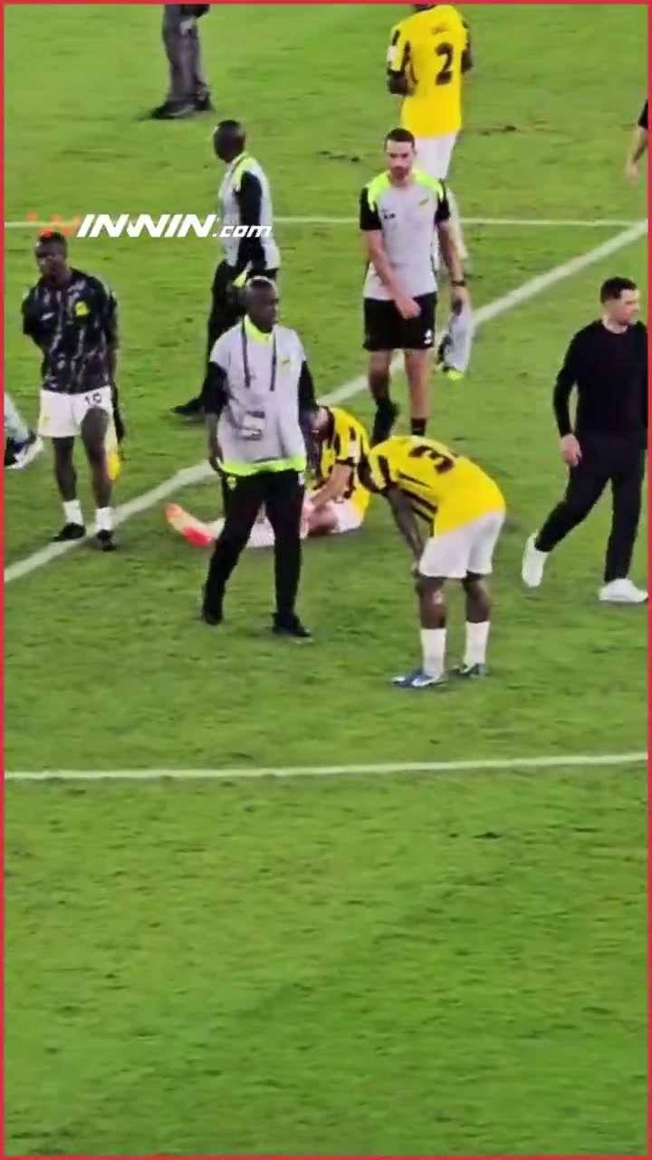 吉达联合遭淘汰球迷失控 马宁判罚引赛后投掷水瓶事件 吉达联合遭淘汰球迷失控 马宁判罚引赛后投掷水瓶事件