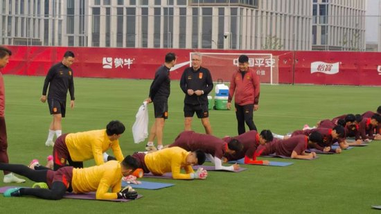 杨明洋:预判逼抢是武器 塞尔吉尼奥:8号位控制中场 杨明洋:预判逼抢是武器 塞尔吉尼奥:8号位控制中场